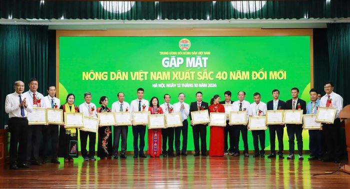 Lãnh đạo Hội Nông dân Việt Nam trao tặng bằng khen cho các nông dân Việt Nam xuất sắc 40 năm Đổi mới. Ảnh: Anh Thơ