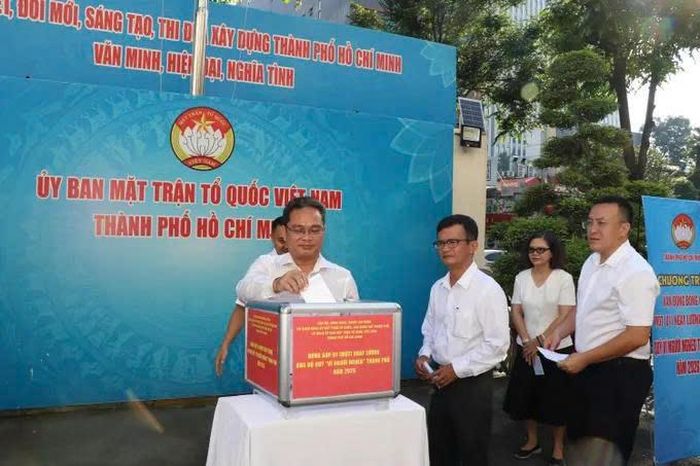 Tập thể cán bộ, công chức cơ quan Ủy ban MTTQ Việt Nam TPHCM ủng hộ Quỹ “Vì người nghèo TPHCM”. Ảnh: TP.
