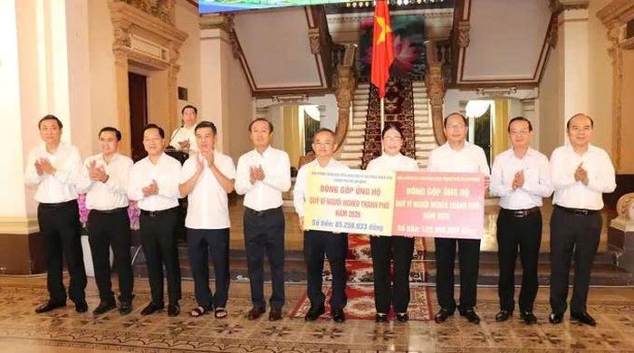 Cán bộ, công chức, người lao động cơ quan Văn phòng Đoàn đại biểu Quốc hội và HĐND TPHCM, Văn phòng UBND TPHCM, đóng góp ủng hộ Quỹ "Vì người nghèo". Ảnh: TP.