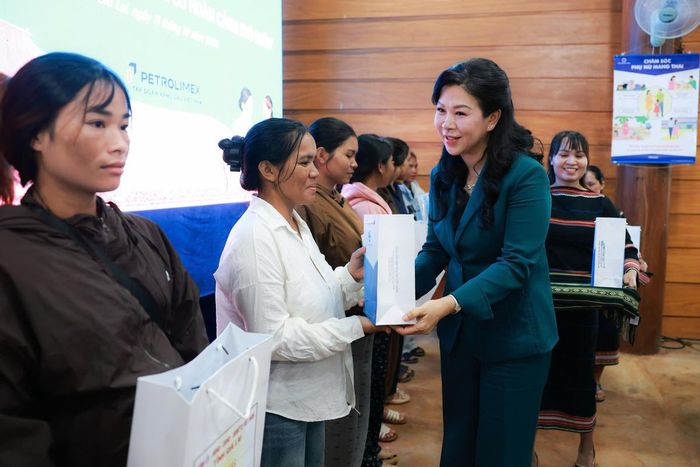 Bà Ngô Phương Ly, Phu nhân Tổng Bí thư, Chủ tịch nước Tô Lâm tặng quà các phụ nữ mang thai có hoàn cảnh khó khăn tại xã Gào. Ảnh: BNG