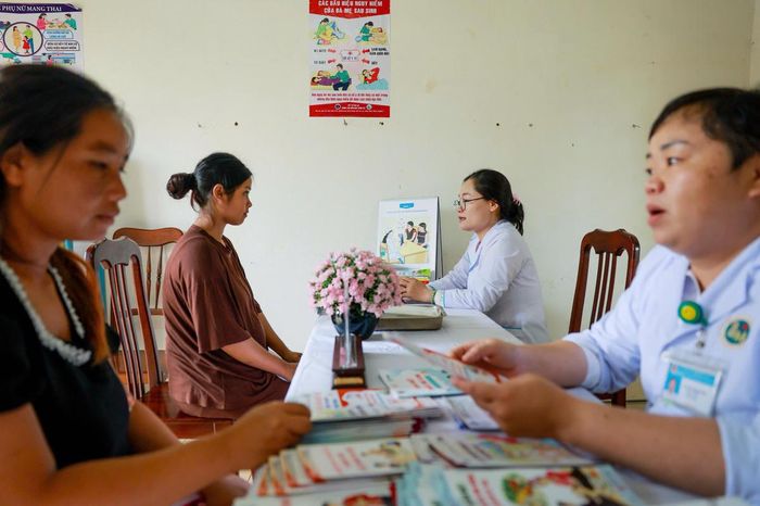 Khám thai miễn phí và tư vấn sức khỏe cho phụ nữ mang thai có hoàn cảnh khó khăn tại xã Gào. Ảnh: BNG