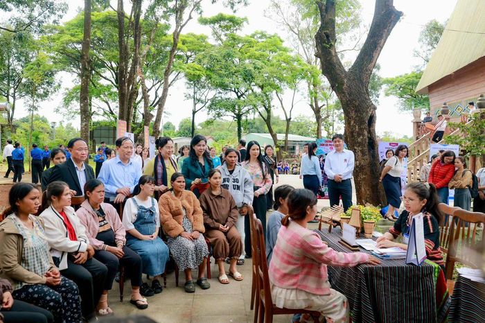 Khám thai miễn phí và tư vấn sức khỏe cho phụ nữ mang thai có hoàn cảnh khó khăn tại xã Gào. Ảnh: BNG