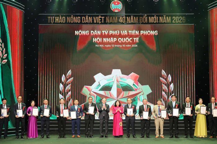  Chủ tịch Ủy ban Trung ương MTTQ Việt Nam Bùi Thị Minh Hoài và Phó Chủ tịch UBTƯ MTTQ Việt Nam, Chủ tịch Trung ương Hội Nông dân Việt Nam Lương Quốc Đoàn trao biểu trưng và Giấy chứng nhận danh hiệu Nông dân tỷ phú và tiên phong hội nhập quốc tế cho các nông dân. 