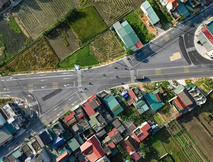 Trên tuyến được bố trí 8 nút giao với đường tỉnh, đường vào khu công nghiệp và đường liên xã. Các nút giao được thiết kế giao bằng, có làn chờ rẽ rộng 2,5m, kết hợp biển báo, sơn kẻ đường và gờ giảm tốc nhằm tổ chức giao thông. Ảnh: Đình Minh