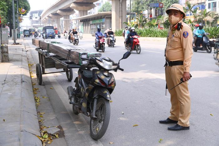 Thiếu tá Nguyễn Anh Đức, cán bộ Đội CSGT đường bộ số 10 cho biết, thực hiện kế hoạch của Công an TP Hà Nội và Phòng CSGT Hà Nội, Đội CSGT đường bộ số 10 bố trí các tổ công tác tuần tra thường xuyên, liên tục trên địa bàn, tập trung xử lý những hành vi vi phạm trật tự, an toàn giao thông là nguyên nhân dẫn đến ùn tắc, mất an toàn giao thông. Trong đó, đơn vị chú trọng xử lý các trường hợp xe tự chế, xe ba bánh chở hàng hóa cồng kềnh, phương tiện không bảo đảm điều kiện lưu hành. Trong sáng nay, tổ công tác đã xử lý 3 trường hợp xe chở hàng cồng kềnh và 2 trường hợp xe ba bánh vi phạm.
