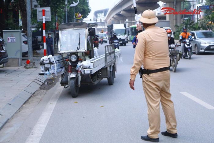 Khoảng 9h, lực lượng CSGT dừng kiểm tra xe ba bánh chở các hộp kẽm dài khoảng 5m lưu thông trên đường Quang Trung.