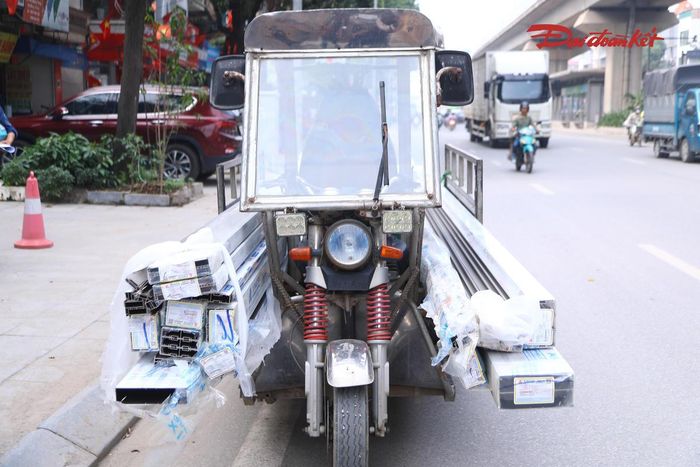 "Thời gian tới, Đội CSGT đường bộ số 10 sẽ tiếp tục tăng cường tuần tra, kiểm soát thường xuyên, liên tục, chủ động nắm tình hình địa bàn để kịp thời phát hiện và xử lý nghiêm các trường hợp vi phạm. Bên cạnh công tác xử lý, đơn vị cũng đẩy mạnh tuyên truyền, nhắc nhở người dân chấp hành các quy định của pháp luật về trật tự, an toàn giao thông, không sử dụng phương tiện tự chế, không chở hàng hóa cồng kềnh gây nguy hiểm, góp phần bảo đảm an toàn cho bản thân và những người tham gia giao thông khác", Thiếu tá Đức chia sẻ.