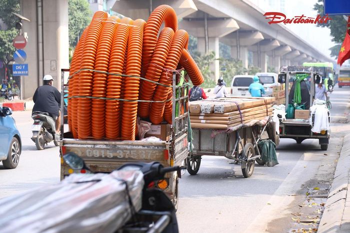 Việc sử dụng xe ba bánh tự chế để vận chuyển hàng hóa vẫn tiềm ẩn nhiều nguy cơ đối với người điều khiển và các phương tiện cùng tham gia giao thông. Một số phương tiện được cải tạo kết cấu, không bảo đảm tiêu chuẩn kỹ thuật hoặc chở hàng vượt quá kích thước cho phép, gây cản trở tầm nhìn và ảnh hưởng đến khả năng xử lý tình huống khi di chuyển trên đường.