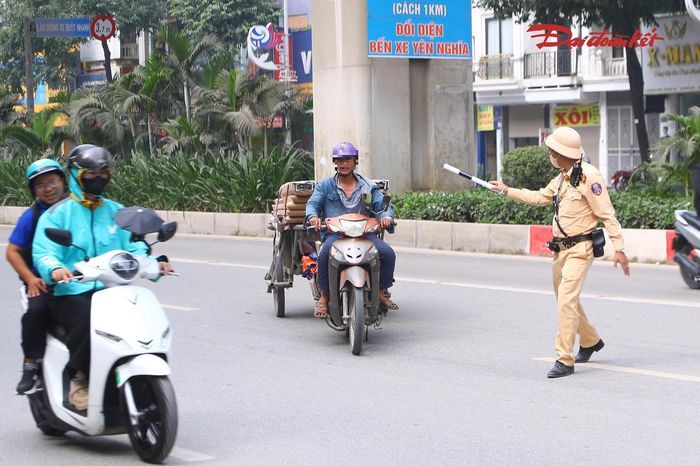 Lực lượng CSGT kiểm tra, xử lý người điều khiển xe kéo tự chế lưu thông trên đường Quang Trung.