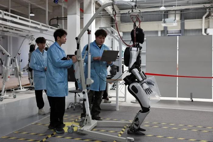  Các nhân viên đang làm việc trên dây chuyền sản xuất robot hình người tại nhà máy AgiBot ở Thượng Hải, Trung Quốc. Ảnh: Reuters 