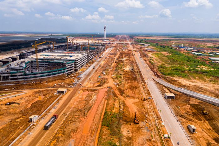  Gói 4.9 về hệ thống cung cấp nhiên liệu tàu bay đạt gần 98%. Hệ thống phòng cháy chữa cháy hoàn thành khoảng 99%, hệ thống điện và điều khiển hơn 99%. Các nhà thầu đang thử nghiệm, tích hợp và vận hành thử hệ thống. 