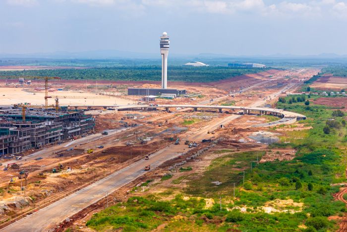  Theo kế hoạch, giai đoạn 1 sân bay Long Thành sẽ được đưa vào vận hành, khai thác thương mại vào cuối năm 2026. Trong giai đoạn nước rút, ACV cho biết sẽ tiếp tục tăng cường nguồn lực tại công trường, kiểm soát tiến độ theo từng khu vực và mốc công việc, đồng thời đẩy mạnh điều phối giữa các gói thầu. 