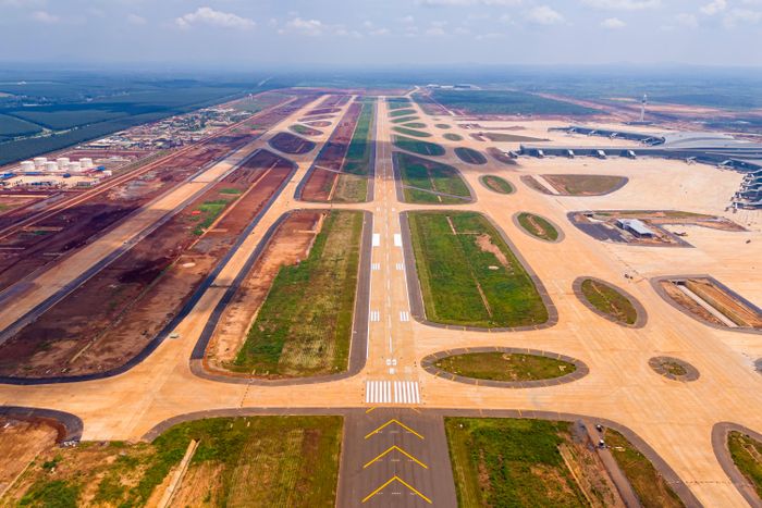  Ngoài nhà ga hành khách, một số hạng mục quan trọng khác tại sân bay Long Thành cũng đã đạt khối lượng thực hiện cao. Trong ảnh là gói thầu 4.6 về đường cất hạ cánh, đường lăn, sân đỗ tàu bay và các công trình khác đạt gần 99% giá trị hợp đồng. 