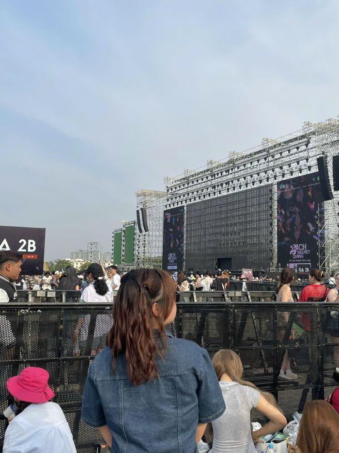  Khánh Linh hạnh phúc khi lần đầu tiên được tham gia concert của thần tượng. Ảnh: NVCC 