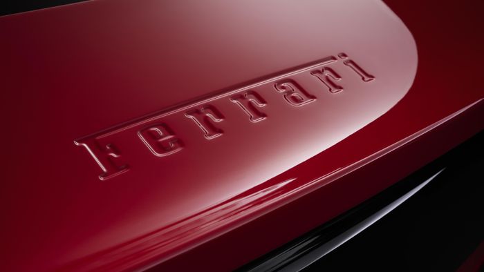 Các chi tiết thiết kế trên mẫu xe thuần điện đầu tiên Ferrari Luce, gồm hệ thống đèn hậu, bánh xe, thân xe và biểu tượng ngựa chồm đặc trưng của hãng siêu xe Italy. Ảnh chụp tại Maranello, Italy, ngày 27/7. Ảnh: Reuters.
