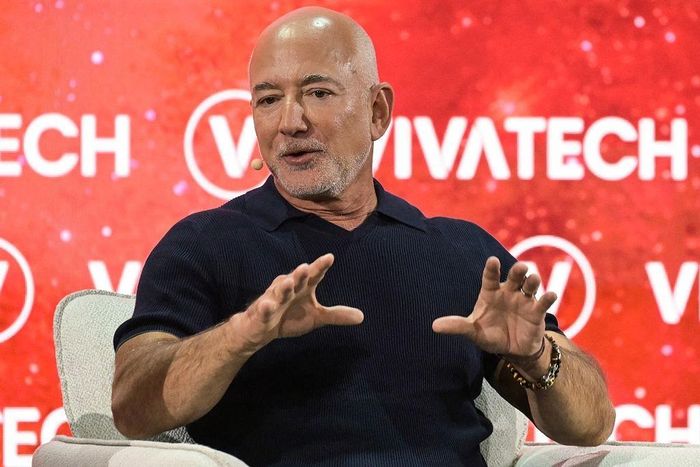 Chủ tịch Ferrari John Elkann tham dự hội nghị công nghệ Wave by Vento tại Turin, Italy, hôm 9/10 và nhà sáng lập Amazon Jeff Bezos (áo đen) phát biểu tại triển lãm công nghệ VivaTech ở Paris, Pháp, ngày 17/6. Ông John Elkann cho biết một cuộc trò chuyện với ông Bezos năm 2016 đã góp phần thúc đẩy Ferrari phát triển xe điện. Ảnh: Reuters