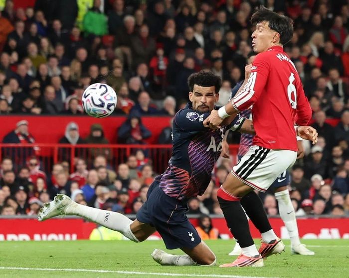  Martinez mắc lỗi phòng ngự trước Tottenham. 