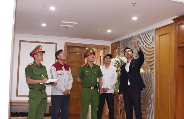  Lực lượng Công an kiểm tra, hướng dẫn công tác phòng cháy, chữa cháy tại cơ sở kinh doanh. 