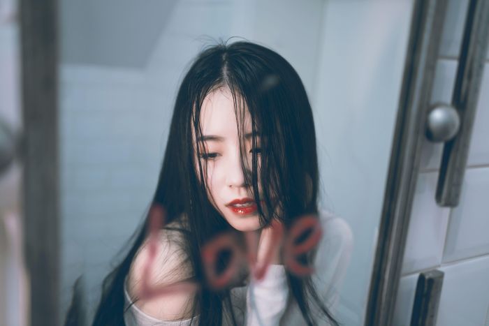 Vội vàng đưa ra lời khuyên thay vì lắng nghe có thể khiến người chia sẻ cảm thấy cảm xúc của mình chưa được coi trọng. Ảnh: limoo/Pexels.