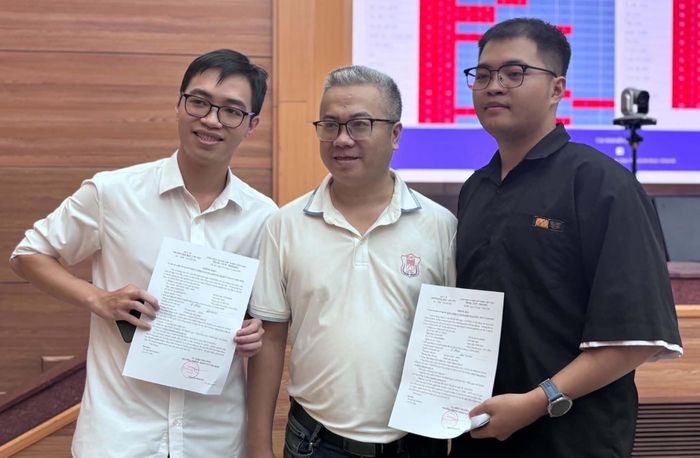  Bác sĩ Trương Việt Anh (trái) và Đỗ Tất Bình (phải) chụp ảnh cùng TS Nguyễn Tuấn Anh, Phó trưởng Bộ môn Y pháp, trường Đại học Y Hà Nội tại Match Day 2026. Ảnh: LT. 
