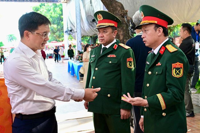  Ông Nguyễn Mạnh Cường trao đổi cùng Thiếu tướng Nguyễn Thành Trung, Chính ủy Bộ Tư lệnh TP.HCM, và Đại tá Nguyễn Đình Chuẩn, Phó Chính ủy Bộ Tư lệnh TP.HCM, trước khi diễn ra buổi tổng duyệt. Ảnh: Hoài Bảo. 