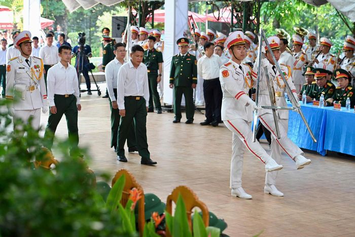  Tại buổi lễ, các đoàn đại biểu đại diện cơ quan, ban, ngành sẽ lần lượt dâng hương, tưởng niệm các liệt sĩ. Các nghi thức được tổ chức trang nghiêm, thể hiện lòng tri ân đối với những người đã hy sinh vì độc lập, tự do của Tổ quốc. Lễ chính thức dự kiến có khoảng 1.000 đại biểu, cán bộ, chiến sĩ cùng đại diện các cơ quan, ban, ngành, tổ chức chính trị - xã hội và các lực lượng liên quan tham dự. Ảnh: Hoài Bảo. 