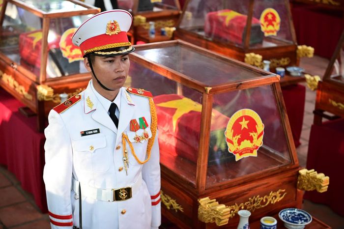  731 hài cốt liệt sĩ được đặt trong các tiểu quách, phủ lồng kính và trang trọng phủ Quốc kỳ. Theo kế hoạch, ngày 14/10, các tiểu quách được vận chuyển thành 4 đợt từ Công viên Văn hóa Lê Thị Riêng đến Nghĩa trang Liệt sĩ TP.HCM để tổ chức an táng. Ảnh: Hoài Bảo. 