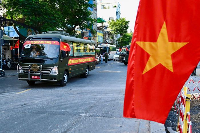  Đoàn xe dự kiến di chuyển qua các tuyến đường Trường Sơn, Cách Mạng Tháng Tám, Điện Biên Phủ, cầu Sài Gòn, Võ Nguyên Giáp và Xa lộ Hà Nội trước khi đến nghĩa trang tại phường Long Bình. Công tác tổ chức, điều phối các đoàn xe được chuẩn bị nhằm bảo đảm hành trình diễn ra trang nghiêm, an toàn. Ảnh: Hoài Bảo. 