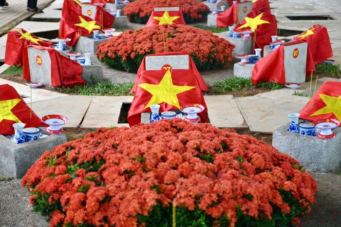  Theo kế hoạch, sau khi hạ huyệt, các đại biểu tiến hành đặt hoa và rải đất lên các phần mộ liệt sĩ, sau đó dâng hương, dành phút tưởng niệm những người đã hy sinh vì độc lập, tự do của Tổ quốc. Ảnh: Duy Hiệu. 