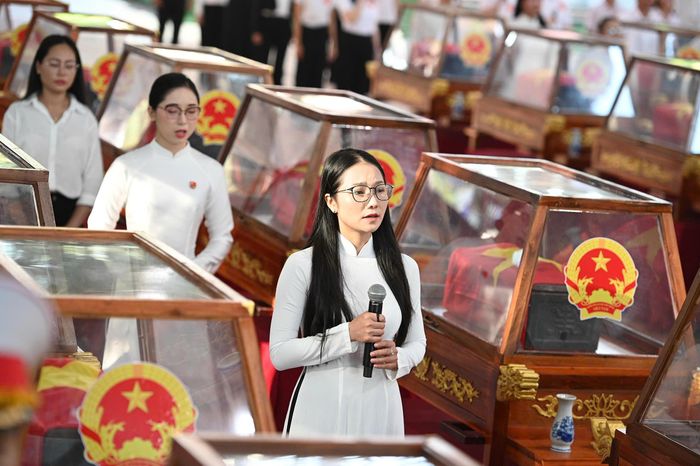  Các nội dung được chuẩn bị gồm nghi thức dâng hương, chào cờ, tưởng niệm, di chuyển hài cốt liệt sĩ và đưa các quách lên xe để vận chuyển đến Nghĩa trang Liệt sĩ TP.HCM. Công tác bố trí đội hình, vị trí tập kết và sự phối hợp giữa các bộ phận cũng được rà soát nhằm bảo đảm buổi lễ diễn ra trang nghiêm, chu đáo. Ảnh: Hoài Bảo. 