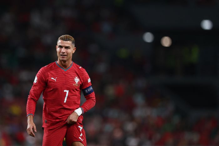  Cách hành xử của Ronaldo gây tranh cãi lớn. Ảnh: Reuters. 