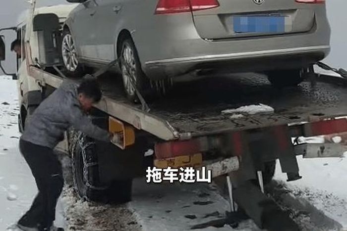  Đội cứu hộ đưa chiếc ôtô xuống núi giữa trời tuyết. 
