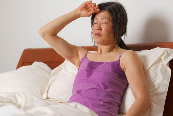  Đổ mồ hôi lạnh đột ngột kèm theo tức ngực có thể là một trong những triệu chứng ban đầu cảnh báo tim có vấn đề. Ảnh minh họa: Verywell Health. 