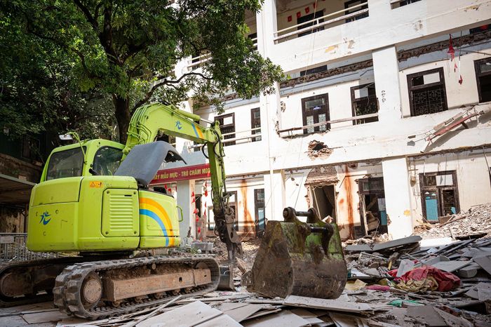  Ghi nhận trong sáng 9/10, đơn vị thi công phá dỡ công trình bên trong khu đất 40 Thanh Hà, sớm bàn giao mặt bằng sạch cho dự án Trung tâm Công nghiệp Văn hóa Đồng Xuân - Bắc Qua.