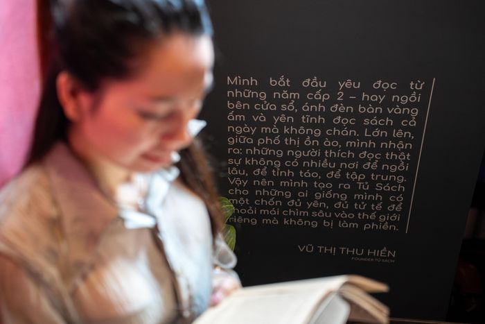  Chị Hiền có thời gian rảnh là đọc sách, thích sống trong không khí của sách vở, nên chị mở ra không gian quán cho những người có sở thích giống mình. Cũng vì thế, tên quán được chọn đơn giản là "Tủ Sách". Quán muốn trở thành một điểm đến quen thuộc, nơi khách hàng vừa có thể thưởng thức đồ uống chất lượng, vừa có không gian yên tĩnh, đủ sự tập trung để đọc sách.