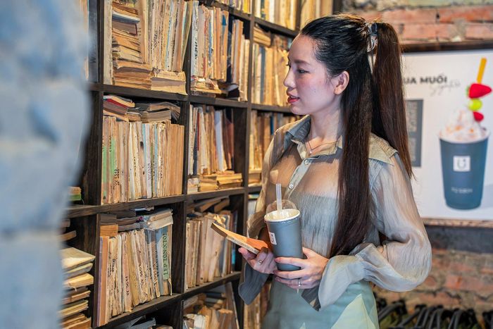  Chủ quán, chị Vũ Thị Thu Hiền cho biết quán Tủ Sách (Trần Huy Liệu, Hà Nội) giống một góc nhỏ lưu giữ chất thơ của thành phố. Nhìn thành phố thay đổi nhanh, việc đọc cũng đang bị lấn lướt bởi công nghệ, chị Hiền muốn không gian quán tìm lại sự chậm rãi, yên bình của sách, của không gian bên cây xanh, nhiều ánh nắng.