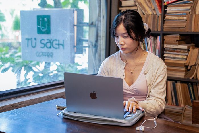  Khi nhận mặt bằng, toàn bộ tầng 2 quán sử dụng cửa kính nhỏ. Chị Hiền đã quyết định dỡ bỏ để thay bằng cửa kính lớn, mở ra góc nhìn nhiều cây xanh và ánh nắng tự nhiên.