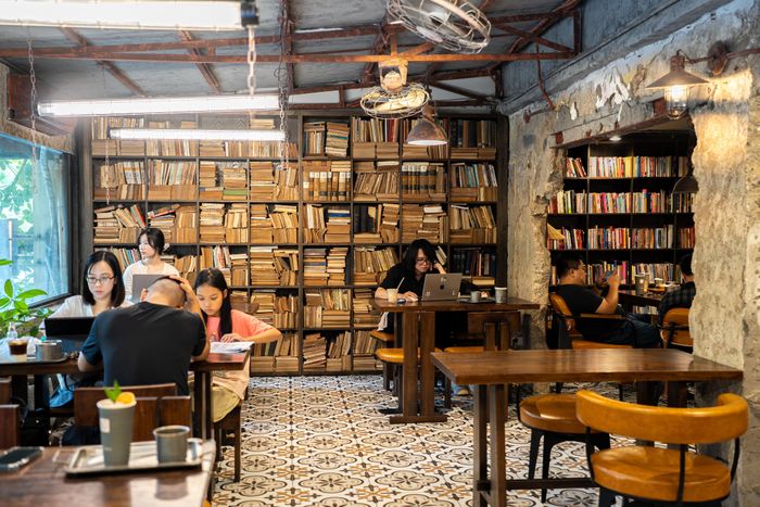  Tủ Sách bố trí những dãy bàn dài rộng rãi, thay vì bàn đơn tiết kiệm diện tích, giúp khách hàng thoải mái để máy tính, tài liệu và làm việc hiệu quả trong nhiều giờ. Xác định bản chất cốt lõi của quán cafe vẫn là kinh doanh đồ uống chất lượng, Tủ Sách theo đuổi định hướng đồ uống phù hợp cho sức khỏe, ví dụ quán hạn chế đường tinh luyện, ưu tiên sử dụng nước mía để tạo vị ngọt tự nhiên. Quán cũng liên tục sáng tạo các món nước theo mùa.