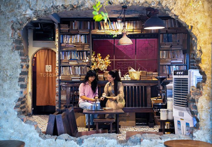  Phía trước quán là nhiều cây xanh, phía xa là nhà tập thể, chị hình dung khách ngồi tầng 1, trong mùa thu Hà Nội, sẽ có thời gian chậm rãi vừa thưởng thức cà phê, vừa ngắm nhìn phố phường, nạp lại năng lượng.
