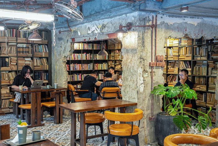  Nằm trên phố Trần Huy Liệu, Hà Nội, quán cafe Tủ Sách được hình thành trên hai tình yêu của chủ quán: sách vở và những khu tập thể cũ của Hà Nội.