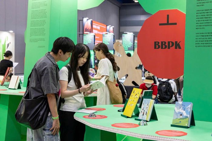  Hơn 150.000 người tham dự Lễ hội Sách Quốc tế Seoul 2026. Các nhà xuất bản Hàn Quốc đang thay đổi cách tiếp cận độc giả trong bối cảnh thị trường chuyển dịch. Ảnh: Seoul International Book Fair, Heraldcorp