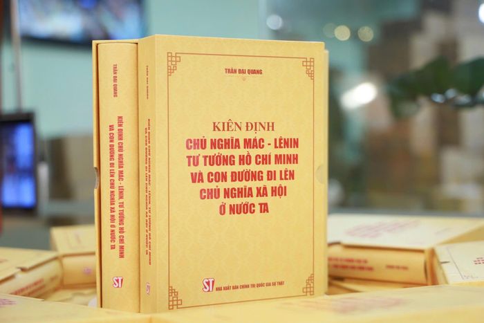  Cuốn sách Kiên định chủ nghĩa Mác - Lênin, tư tưởng Hồ Chí Minh và con đường đi lên chủ nghĩa xã hội ở nước ta của Đại tướng, GS.TS Trần Đại Quang. Ảnh: NXB.