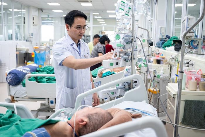  ThS.BS Phạm Văn Phúc, Phó giám đốc Trung tâm Hồi sức tích cực, Bệnh viện Bệnh Nhiệt đới Trung ương. Ảnh: Đinh Hà. 