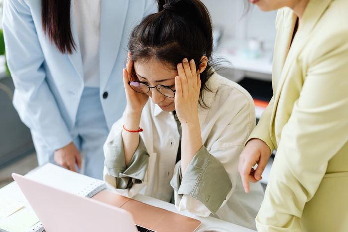 Những mối quan hệ độc hại nơi công sở khiến bạn mệt mỏi. Ảnh: Kaboompics/ Pexels.