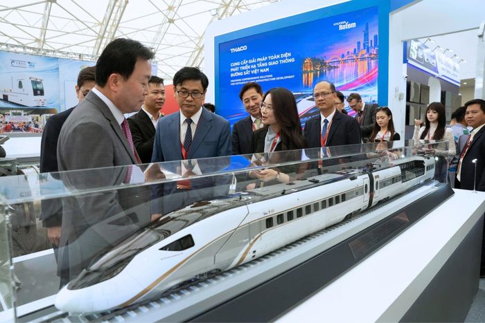 Cũng theo thông tin công bố trước đó của Hyundai Motor Group, một trong những điểm đáng chú ý của EMU-370 là thiết kế khí động học. Phần đầu tàu được kéo dài hơn 10 m nhằm giảm lực cản không khí khi di chuyển ở tốc độ cao, qua đó hỗ trợ tiết kiệm năng lượng, hạn chế tiếng ồn và cải thiện độ ổn định. 