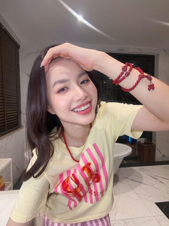 Gần đây, Đinh Ngọc Diệp trở lại màn ảnh rộng với vai phụ trong Người vợ cuối cùng (2023). Nhờ thành công phòng vé của dự án này, ê-kíp quyết định thực hiện dự án ngoại truyện mang tên Thám tử Kiên: Kỳ án không đầu (2025). Trong phim, Đinh Ngọc Diệp tiếp tục hóa thân Hai Mẫn, từ nhân vật phụ ở phần phim trước trở thành nữ chính, đồng hành cùng một vị thám tử truy tìm cháu gái mất tích. Dự án sau đó tiếp tục thắng lớn với doanh thu hơn 200 tỷ đồng.