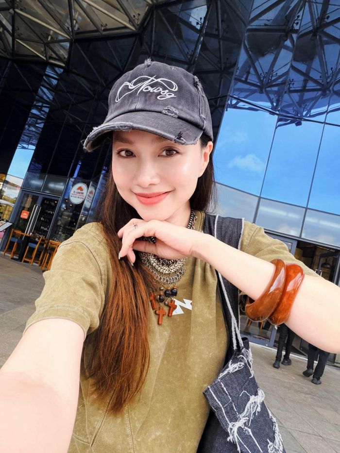 Đời thường, diễn viên Thám tử Kiên thường chuộng những trang phục "bánh bèo", với thiết kế mềm mại tôn vẻ nữ tính. Đôi khi, bà xã Victor Vũ cũng làm mới hình ảnh bản thân trong những trang phục menswear hay đồ streetstyle với phụ kiện cá tính. 