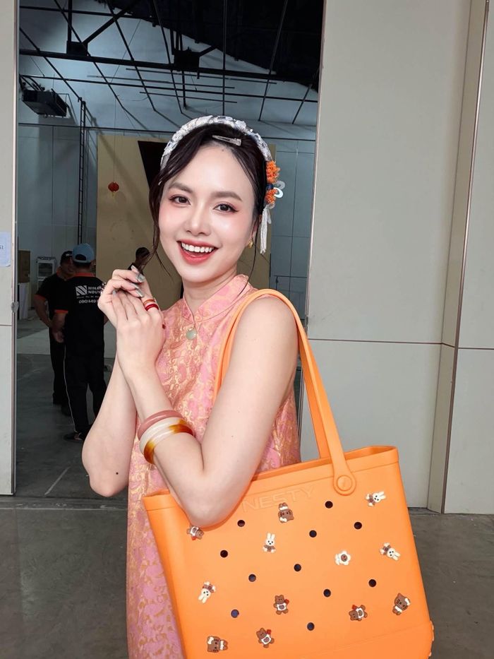 Những ngày qua, vợ chồng Đinh Ngọc Diệp cùng ê-kíp đi tìm kiếm bối cảnh cho dự án điện ảnh mới của cả hai, mang tên Chiến Bào. Tác phẩm lấy cảm hứng từ cuộc khởi nghĩa Lam Sơn - một trong những trang sử hào hùng nhất của dân tộc. Từ góc độ nhà sản xuất, Đinh Ngọc Diệp không tiết lộ chi phí sản xuất cụ thể, nhưng cho hay đây là dự án tâm huyết, được đầu tư lớn.