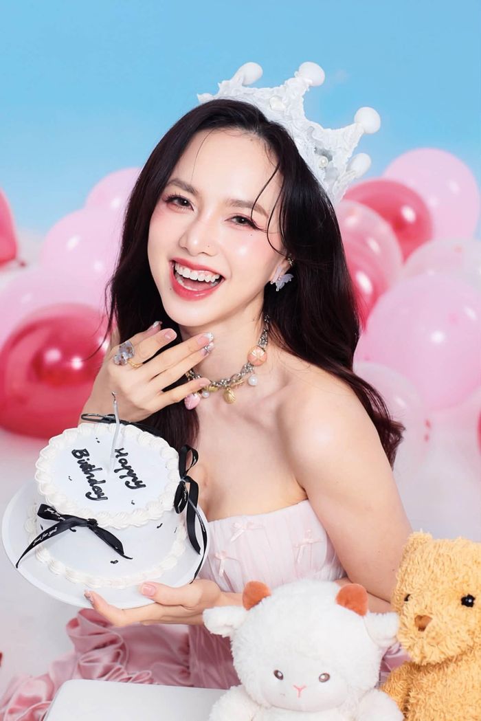 Đinh Ngọc Diệp thực hiện bộ ảnh đón sinh nhật tuổi 42. Cô xuất hiện trong bộ váy cúp ngực màu hồng với họa tiết bèo nhún nữ tính. "Mình yêu mình của hiện tại, tuổi 42 đầy nhựa sống và năng lượng tràn trề... Mình hiếm khi đóng khung cuộc đời vào một bản kế hoạch hoàn hảo. Mình tin chỉ cần còn lòng ham sống, còn biết ơn mọi điều giản dị thì dù cuộc đời có đổi màu bao nhiêu lần, mình vẫn sẽ tìm được cách sống ổn, thậm chí sống vui", cô chia sẻ trên trang cá nhân.