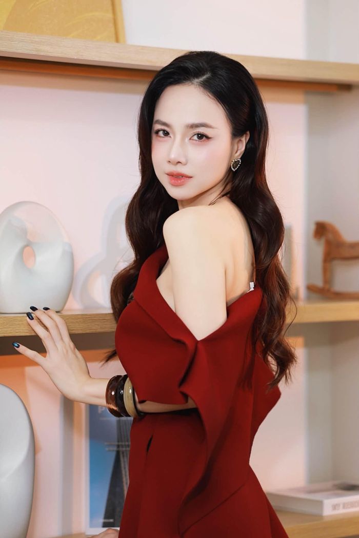 Bà xã Victor Vũ tâm sự cô "không ngại chữ già" và cũng không theo đuổi vẻ đẹp không tuổi. "Diệp chỉ luôn muốn 'già đi trong thanh lịch'. Có nếp nhăn vài chỗ cũng đẹp kiểu từng trải, đôi khi có lỗi thời cũng cho mình cái thú được sống chậm như một lời nhắc nhở cho sự quay về bên trong", Đinh Ngọc Diệp nói.